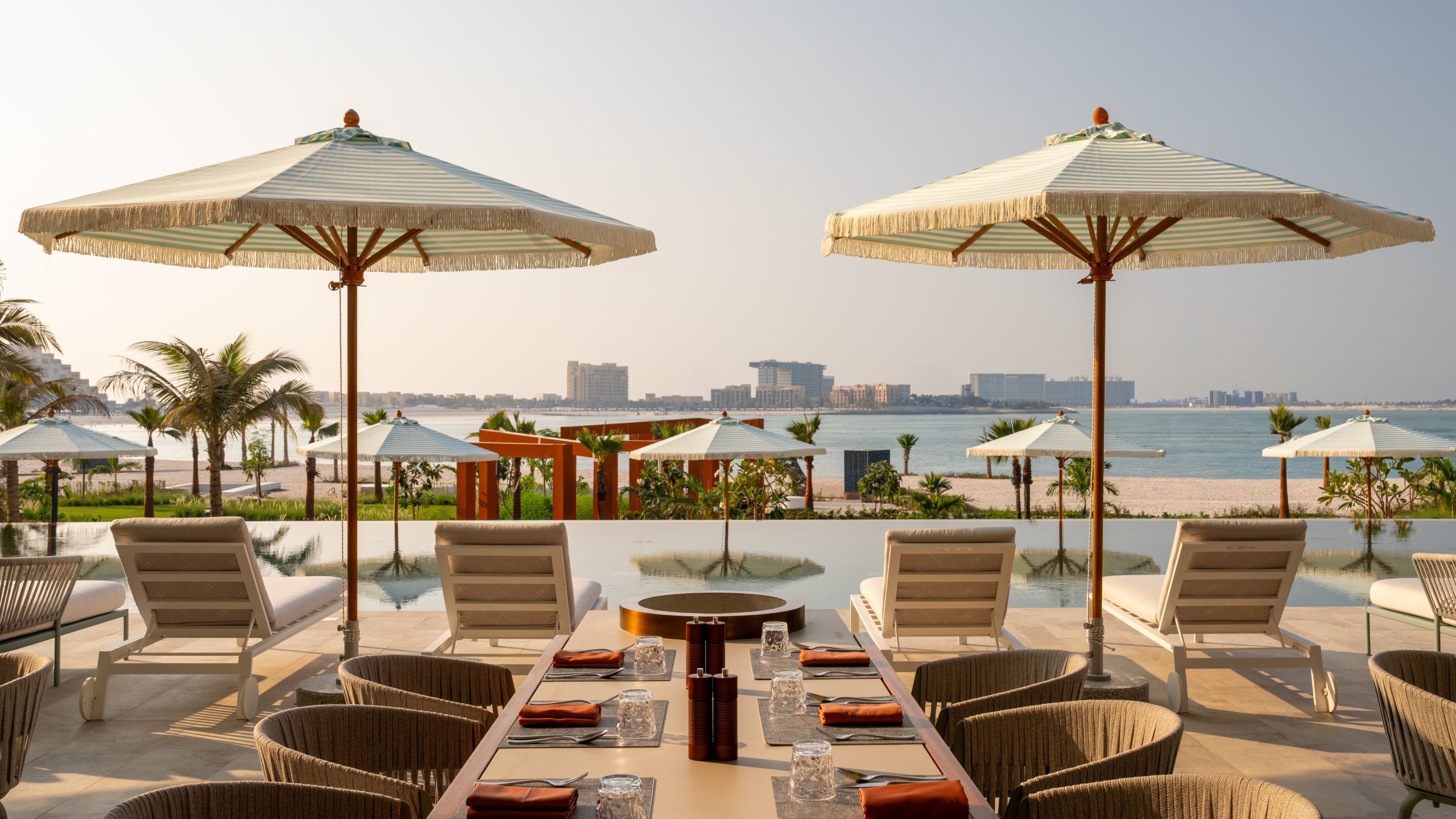 Emiraten-Ras-Al-Khaimah-SO-Ras-Al-Khaimah-Cabini-Pool-Bar