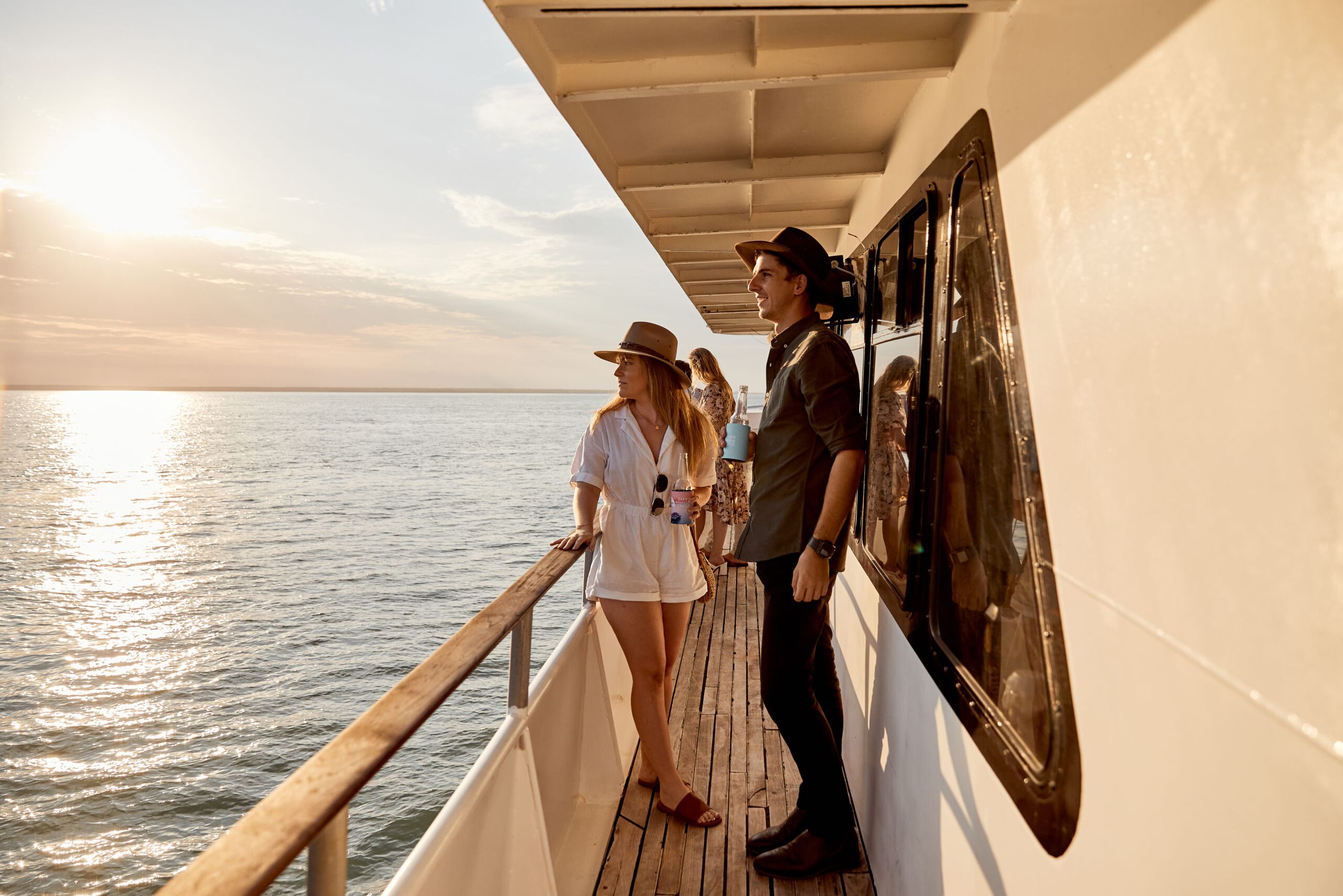 Genieten van de zonsondergang tijdens de Darwin dinercruise bij zonsondergang