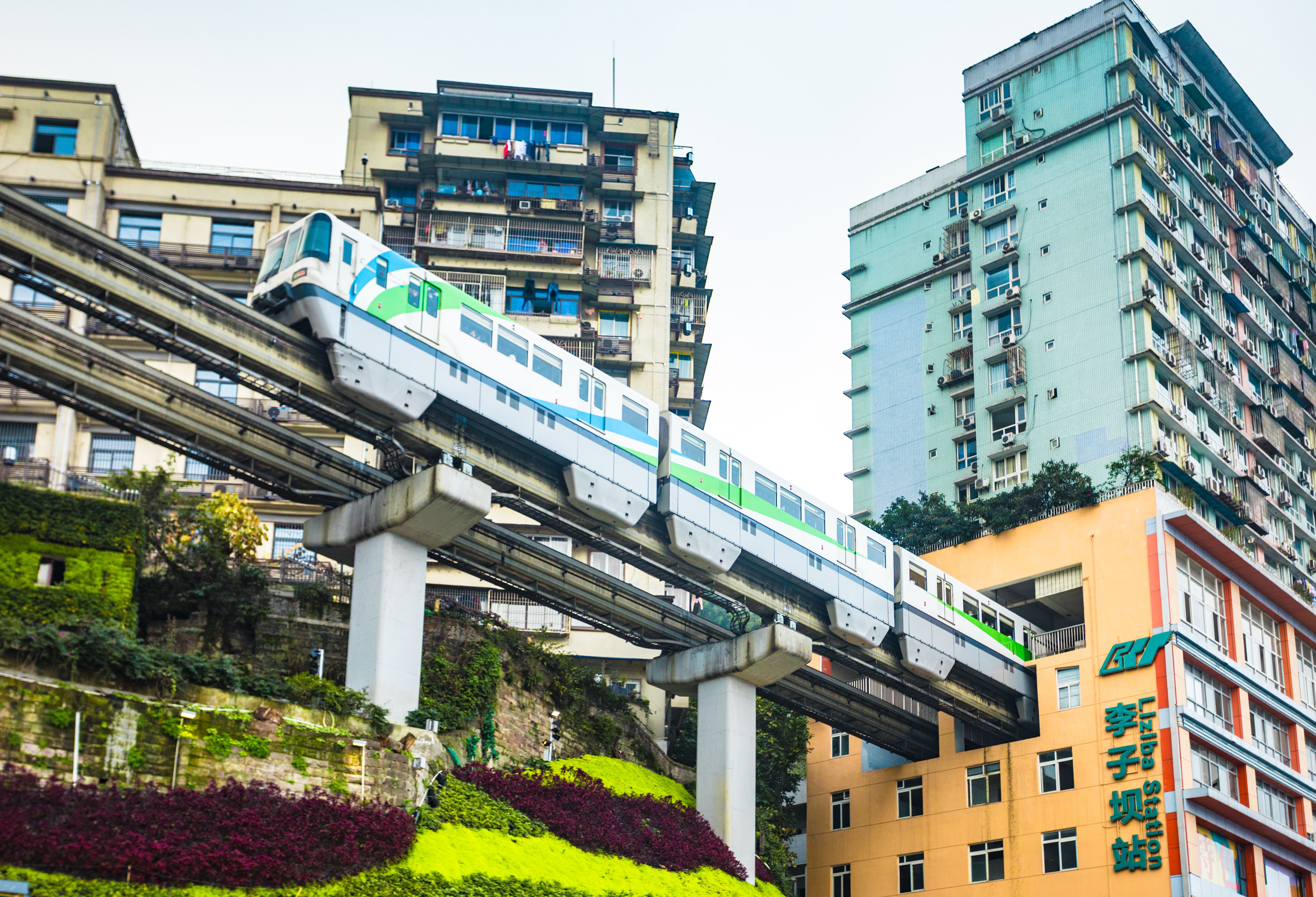 Chongqing beroemde tram door het gebouw