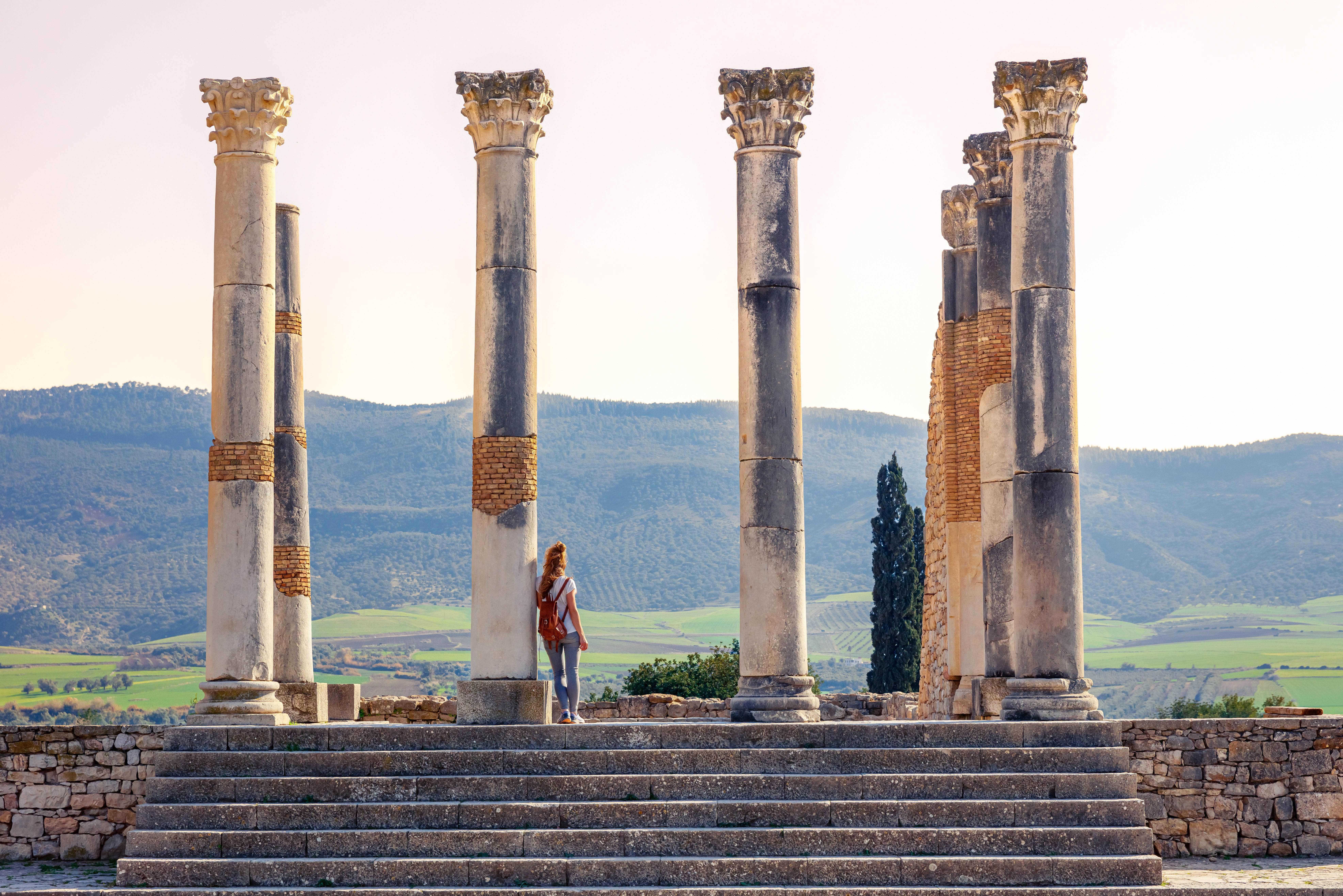 Vrouw bij ruines in Volubilis